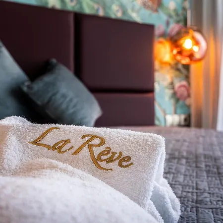La Reve Luxury With Private Jacuzzi הרסוניסוס