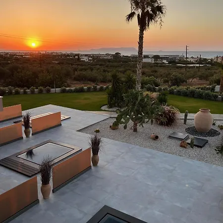 מלון דירות La Reve Luxury With Private Jacuzzi 4*